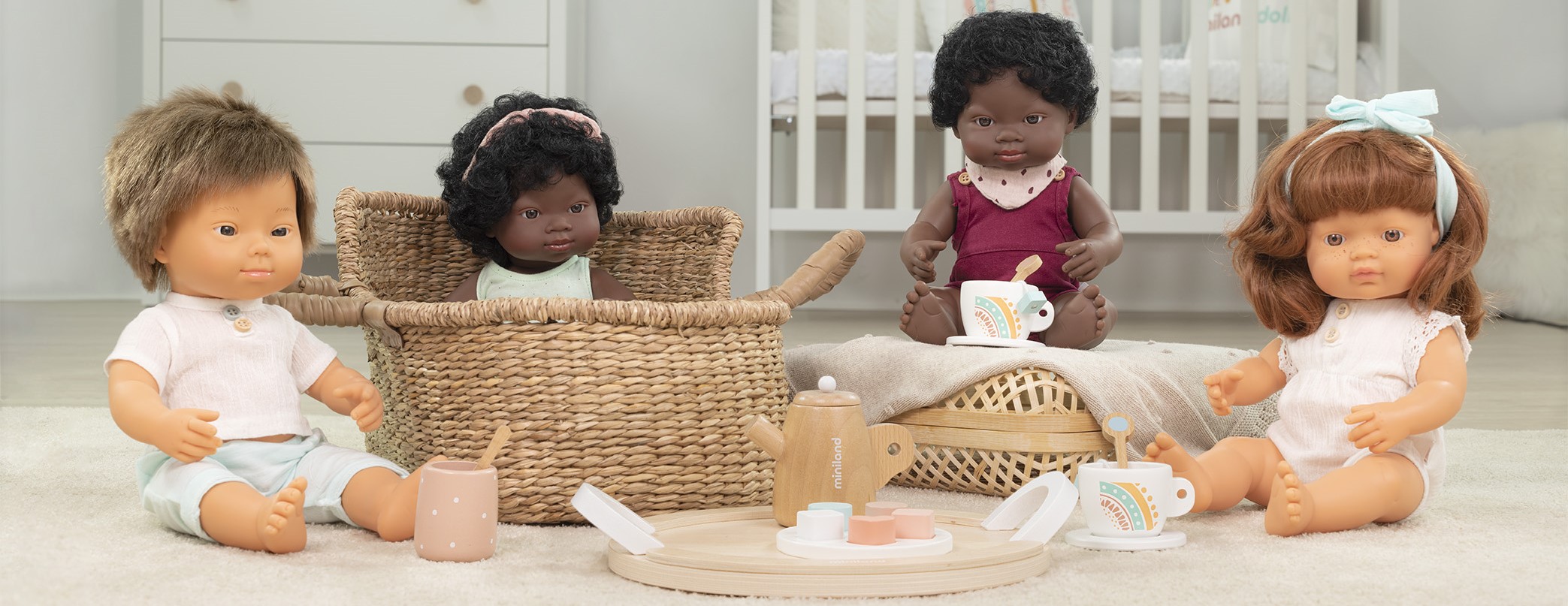 Lalki Miniland przy herbatce